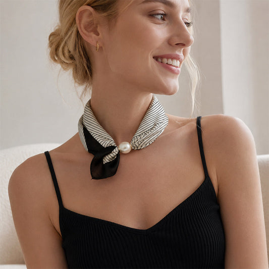 đ§Ł Halsband med magnetlĂ„s och mönstrad scarf: Elegant 2-i-1-scarf med tryck! âš